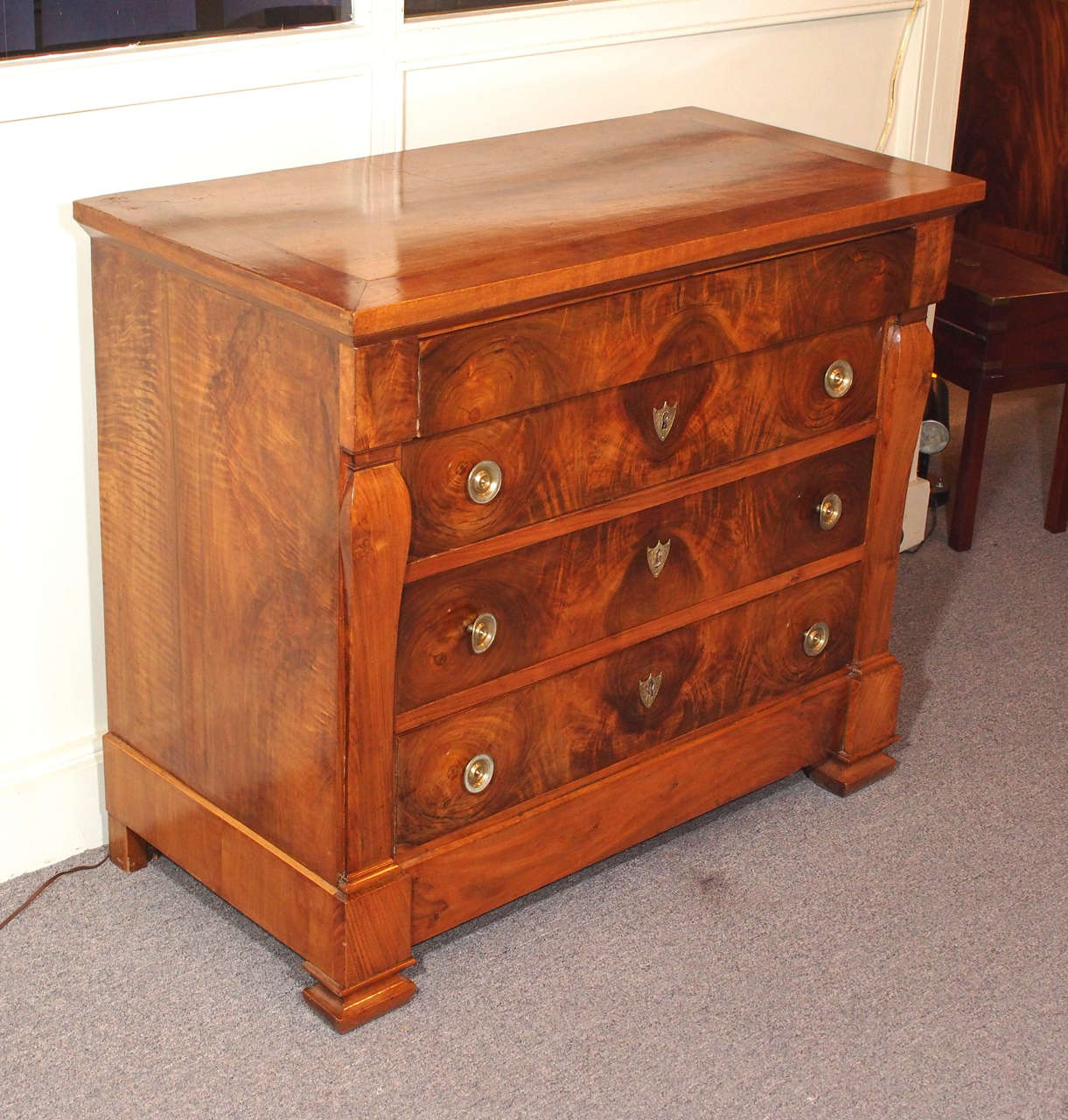 Early 19th Century French Walnut Commode For Sale 4