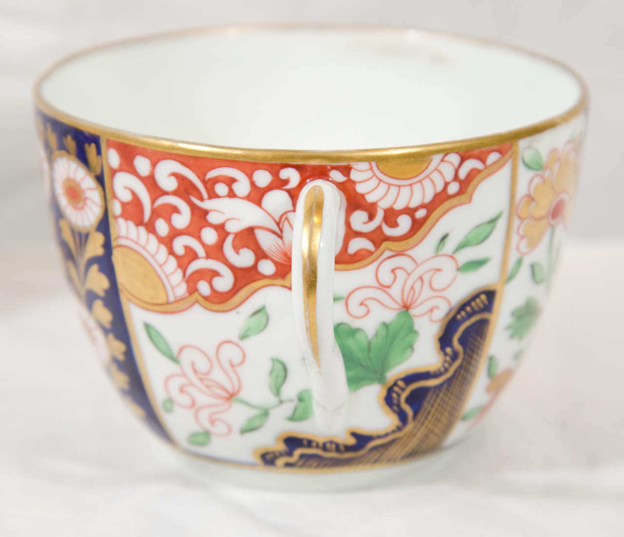 A Derby Breakfast Cup in an Imari Pattern In Excellent Condition In Katonah, NY