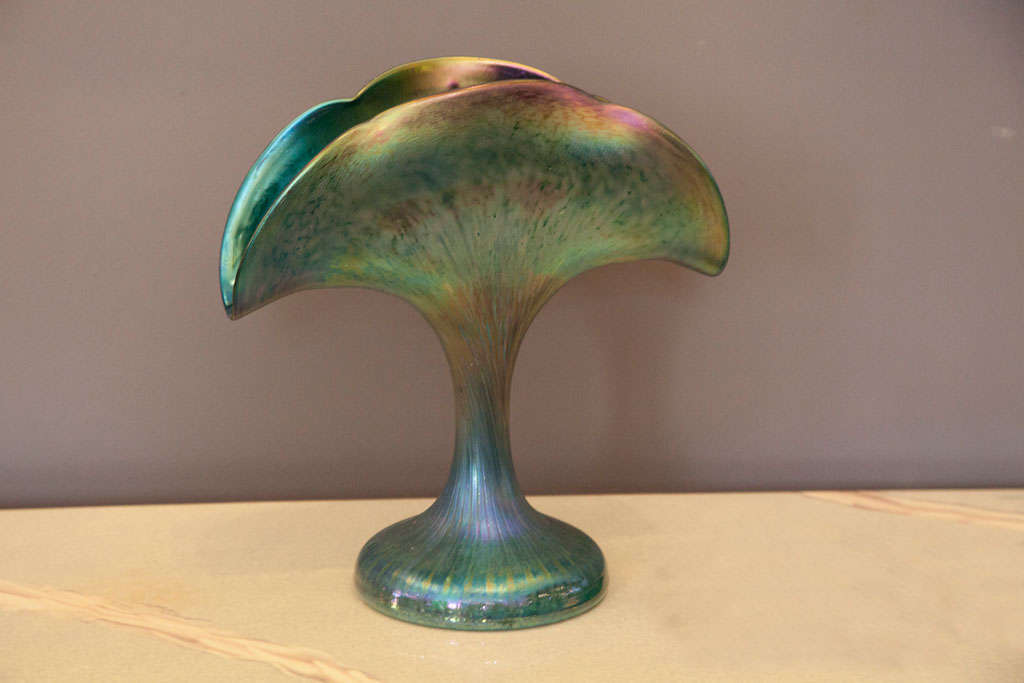 Beatutiful green iridescent glass vase