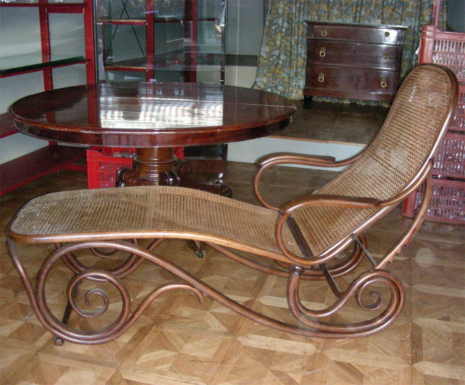 1900s rare chaise longue by Thonet, in turned wood and caning. Height of back-rest when lowered: 75 cm.; length when back-rest is raised: 140 cm. Dimensions below are: height with raised back rest and length when lowered back-rest.