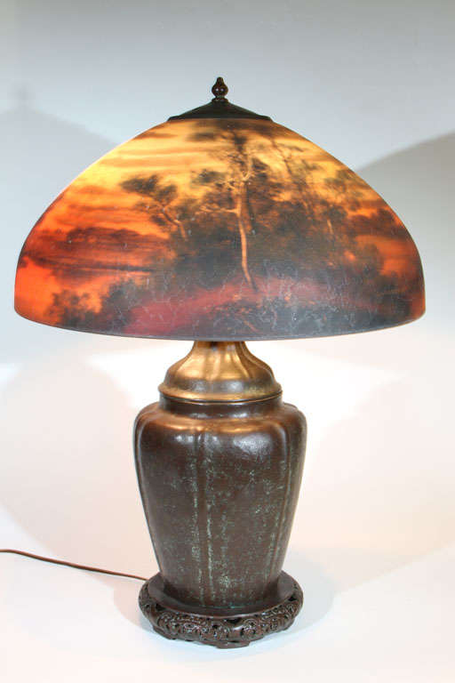 This excellent Handel table lamp features an 18