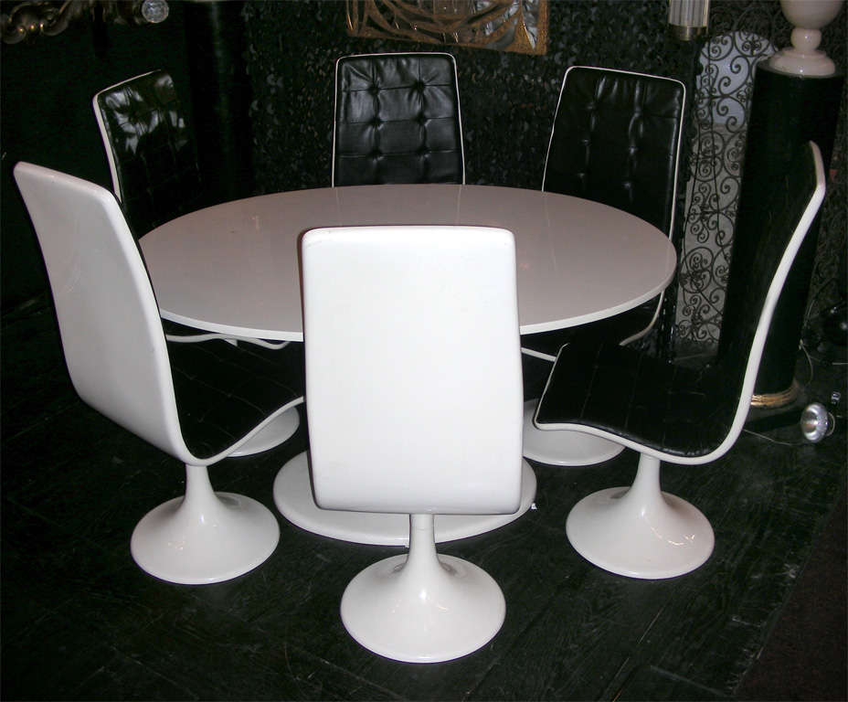 1970s Italian dining-room suite in the style of Knoll, composed of one round table and six chairs. Shell in white resin and covered in black skaï (imitation leather). Chairs height 105/43 cm., length 43 cm., depth 45 cm. Table dimensions given below.