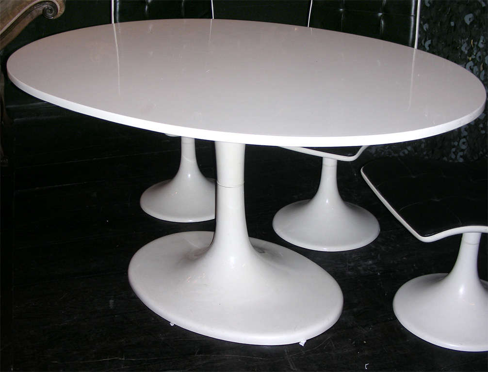 Late 20th Century 1970s Italian Dining-Room Suite in the Style of Knoll For Sale