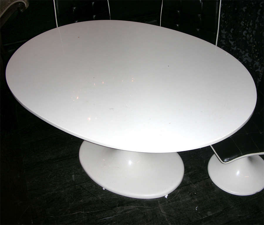 Resin 1970s Italian Dining-Room Suite in the Style of Knoll For Sale