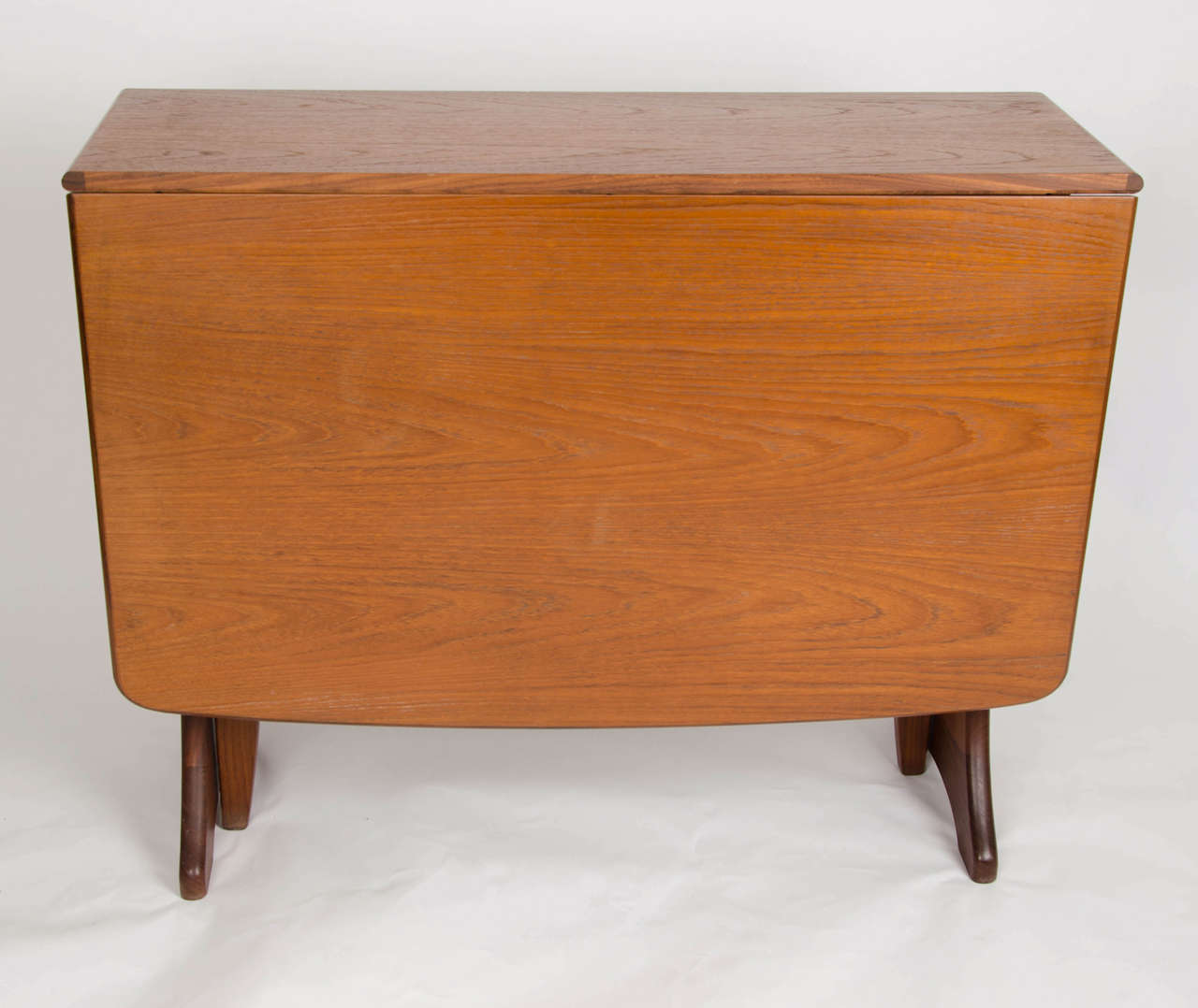G-Plan Mid Century Modern Dining Table Drop-Leaf Makers Label, Circa 1950s In Good Condition In Lincoln, Lincolnshire