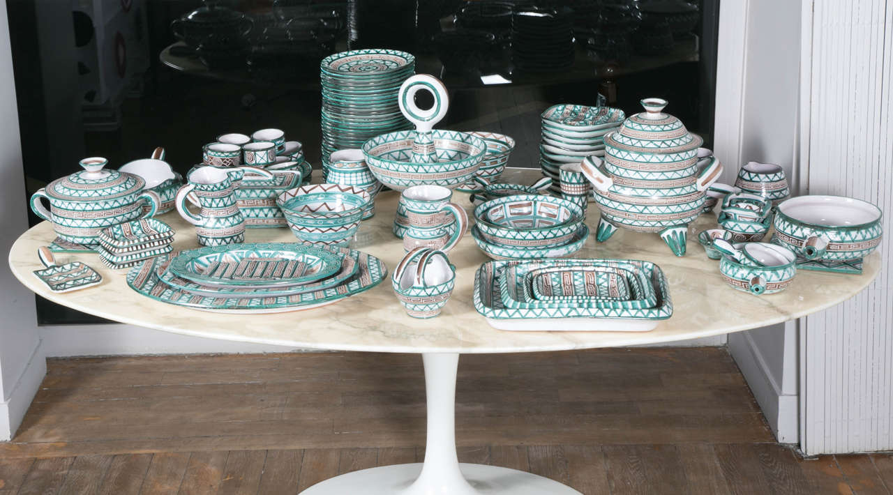 An extensive faience dinner service by Robert Picault, Vallauris, circa 1960. 
All pieces signed. 

220 pieces in total.

34 plates.
12 soup plates.
12 hors d'oeuvre plates.
12 bread plates.
12 dessert plates.
12 bowls. 
12 knife