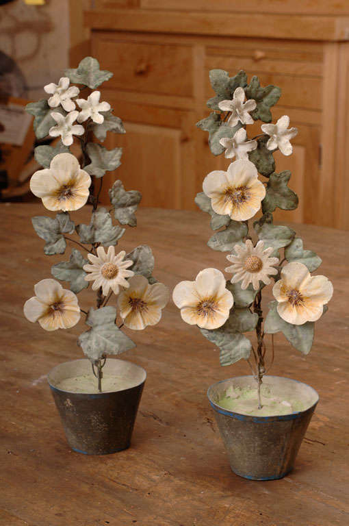 A Pair of Early 19th Century Painted Tole Flower Pots of Pansies In Good Condition In Washington, DC