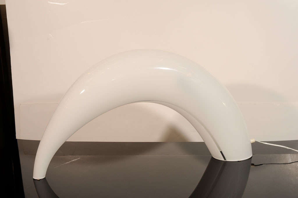 Sculptural hand blown murano glass<br />
lamp in the form of a modern horn.<br />
In opaque white glass with lines<br />
of clear glass details. Illuminated<br />
and functions as both art and as<br />
a lamp.