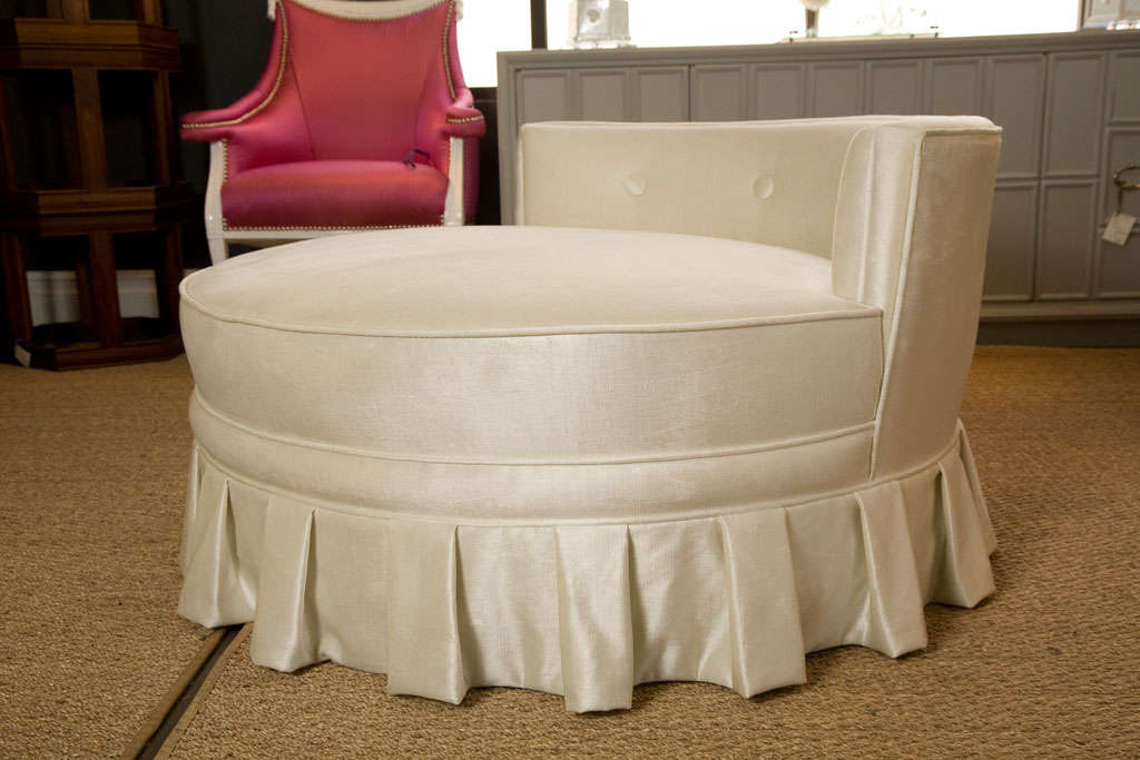 20th Century Round chaise in White Velvet with pleated skirt