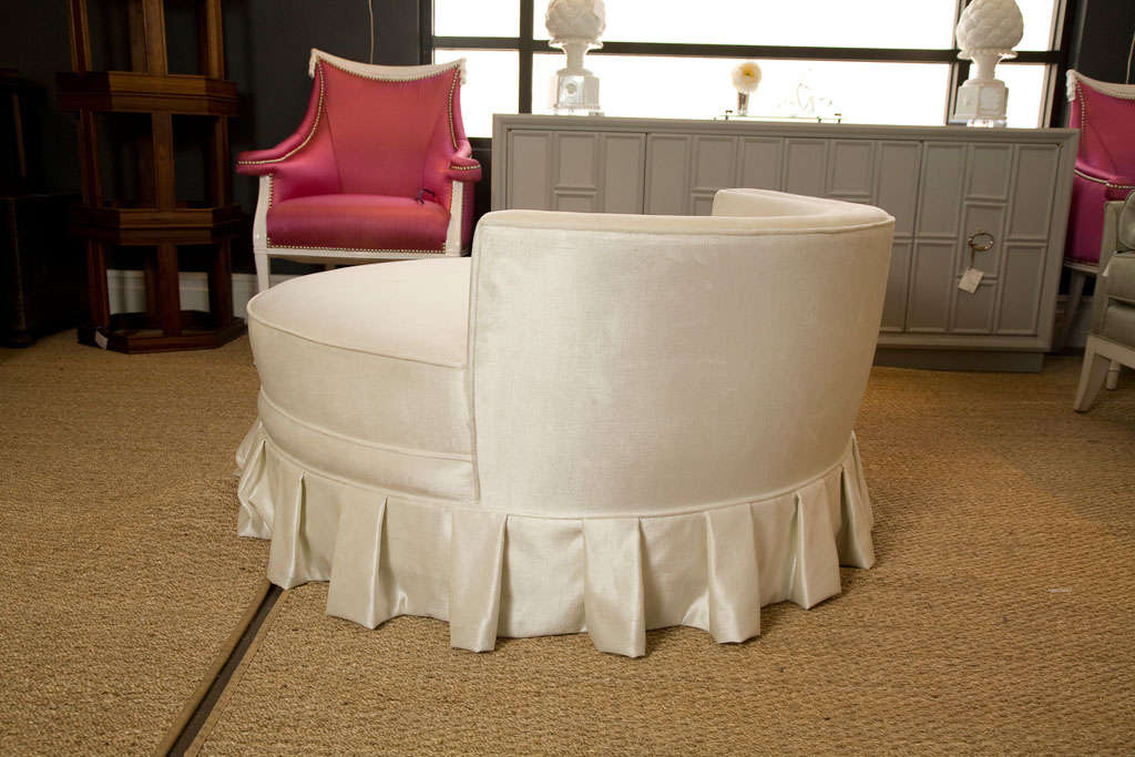 Round chaise in White Velvet with pleated skirt 1