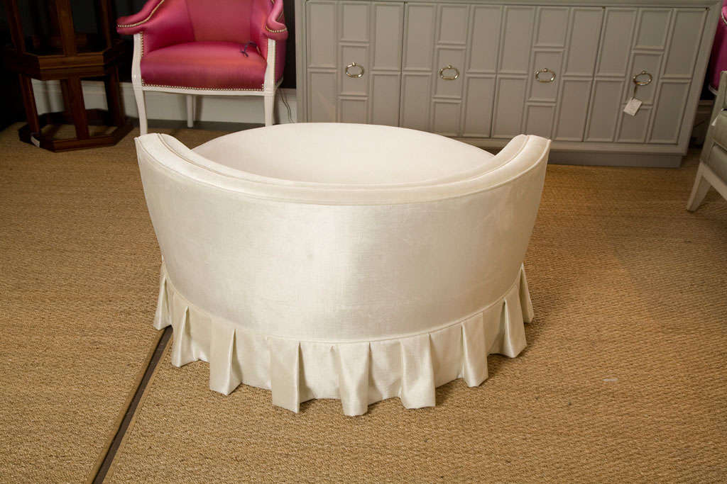 Round chaise in White Velvet with pleated skirt 3