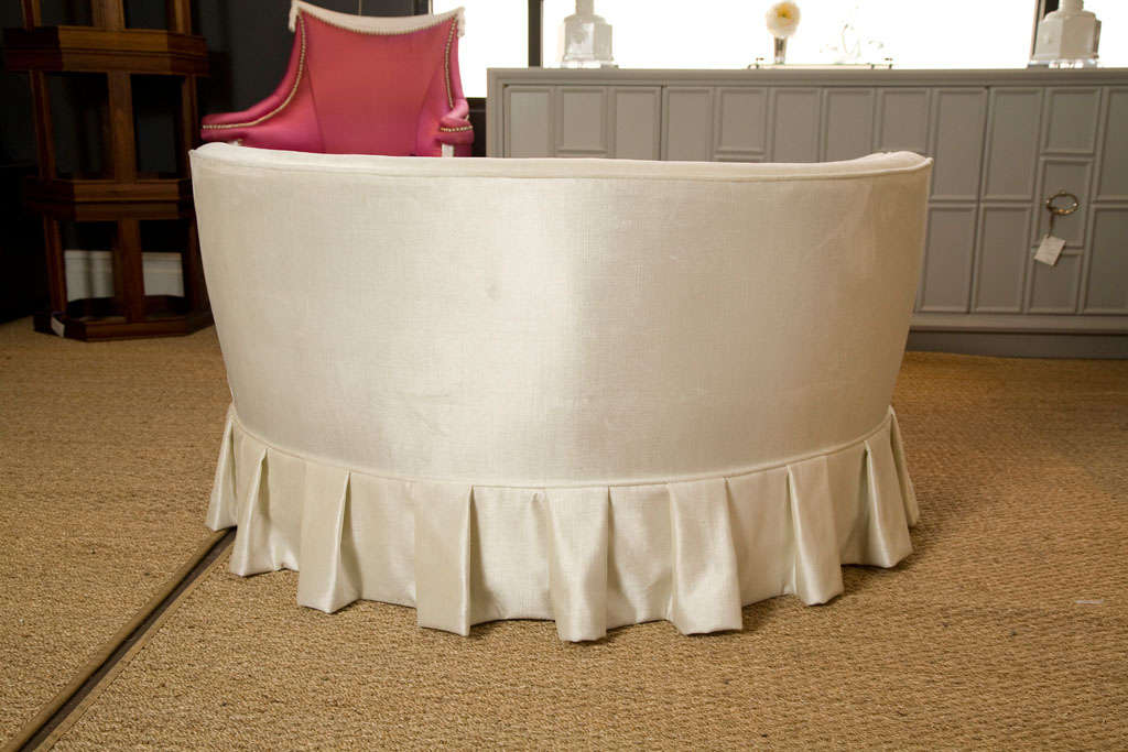 Round chaise in White Velvet with pleated skirt 4