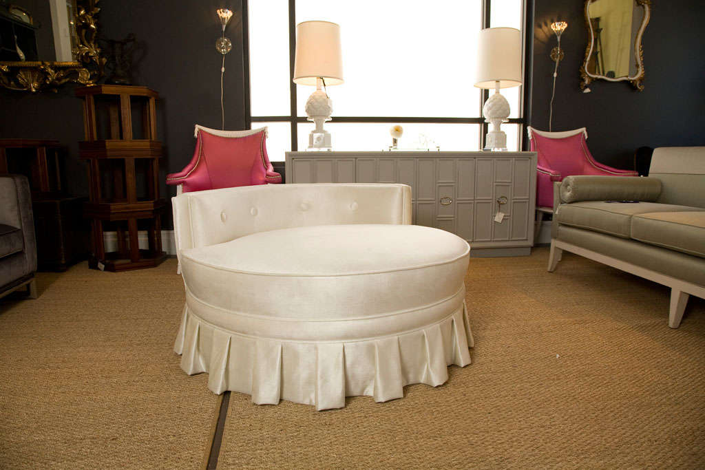 Round chaise in White Velvet with pleated skirt 5