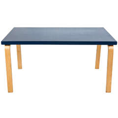 Table basse haute Alvar Aalto avec plateau bleu laqué
