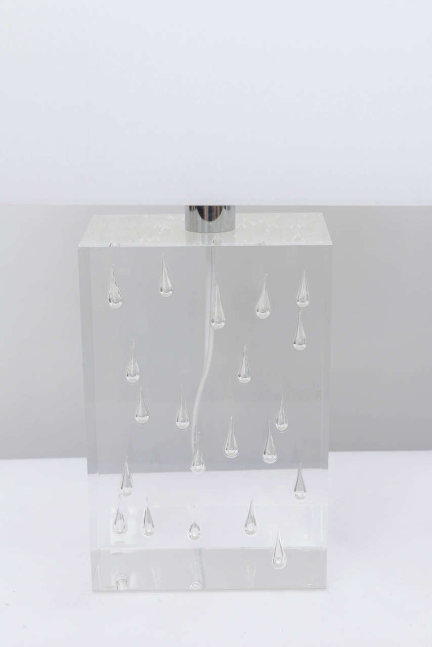 Mid-Century Modern Paire de rares lampes à bloc épais et en lucite avec gouttes de pluie en vente