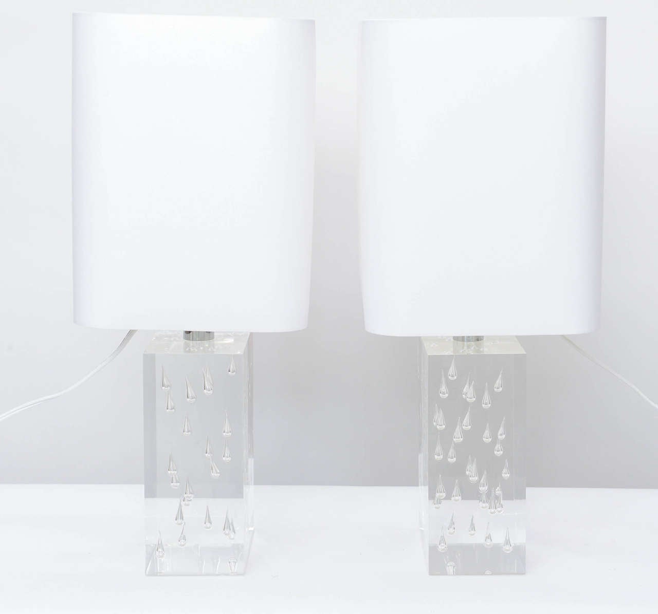 Mid-Century Modern Pair of Rare Thick and Lucite Block with Raindrop Lamps For Sale