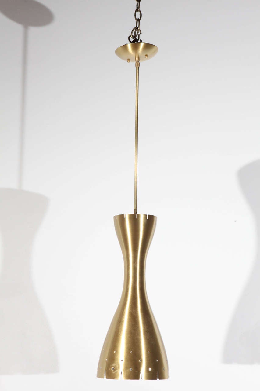 Pendente in alluminio filato di vecchia produzione con placcatura in ottone anodizzato.