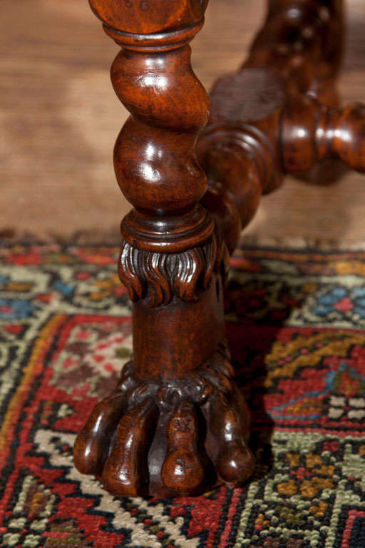 French Renaissance Sessel aus geschnitztem Nussbaum (18. Jahrhundert und früher) im Angebot
