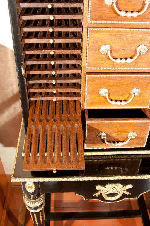 Porcellana Humidor Napoleon III laccato nero con supporto in vendita