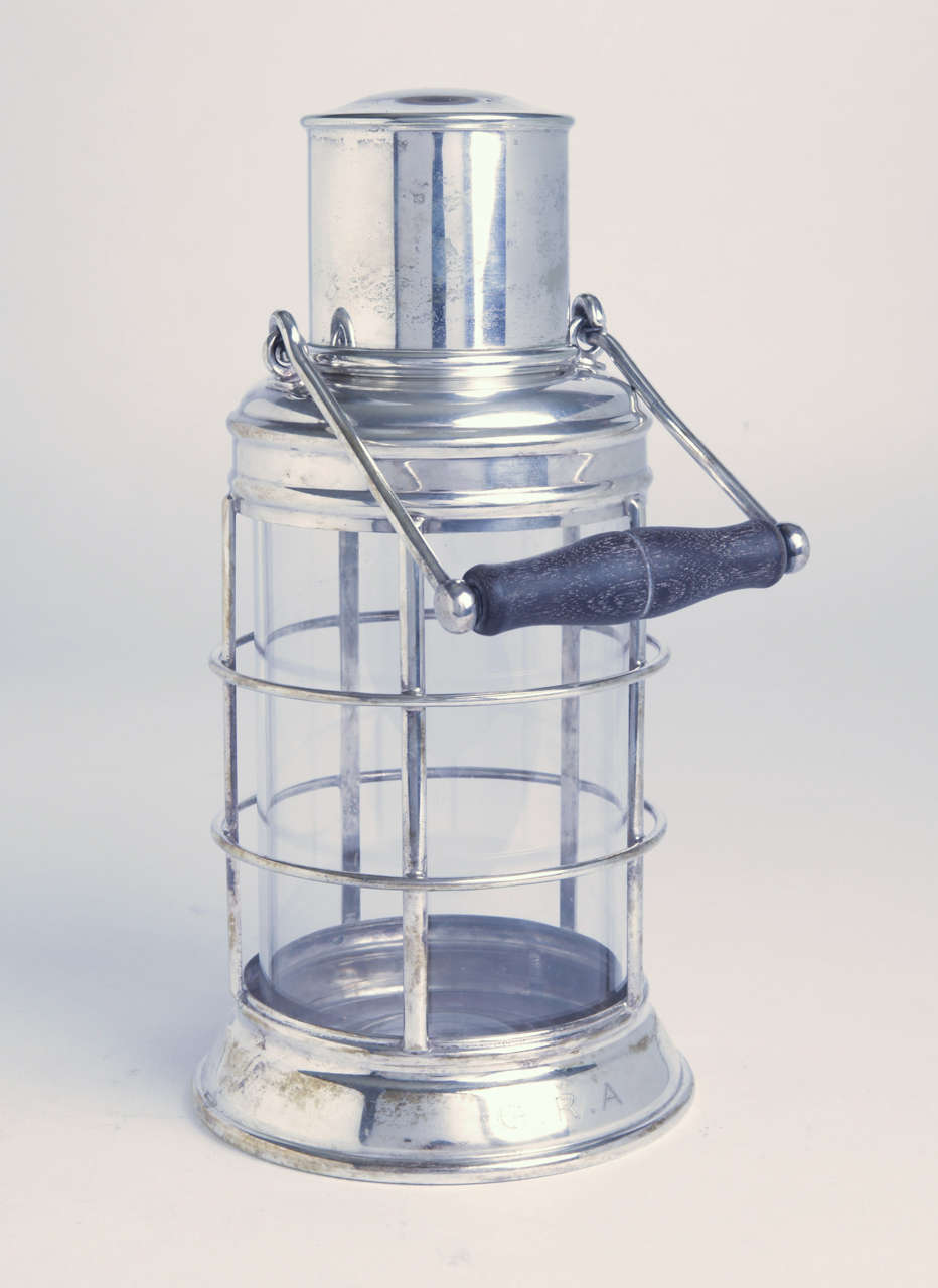 Rare original clear glass liner version, indicating the ship's mast head lamp.

1 Gill type plated metal cap.
Cork lined integrated strainer neck.
Wooden handle.
Discreet G.R.A. etched monogram.

Fully-signed:
A&Co (hallmark).
Asprey