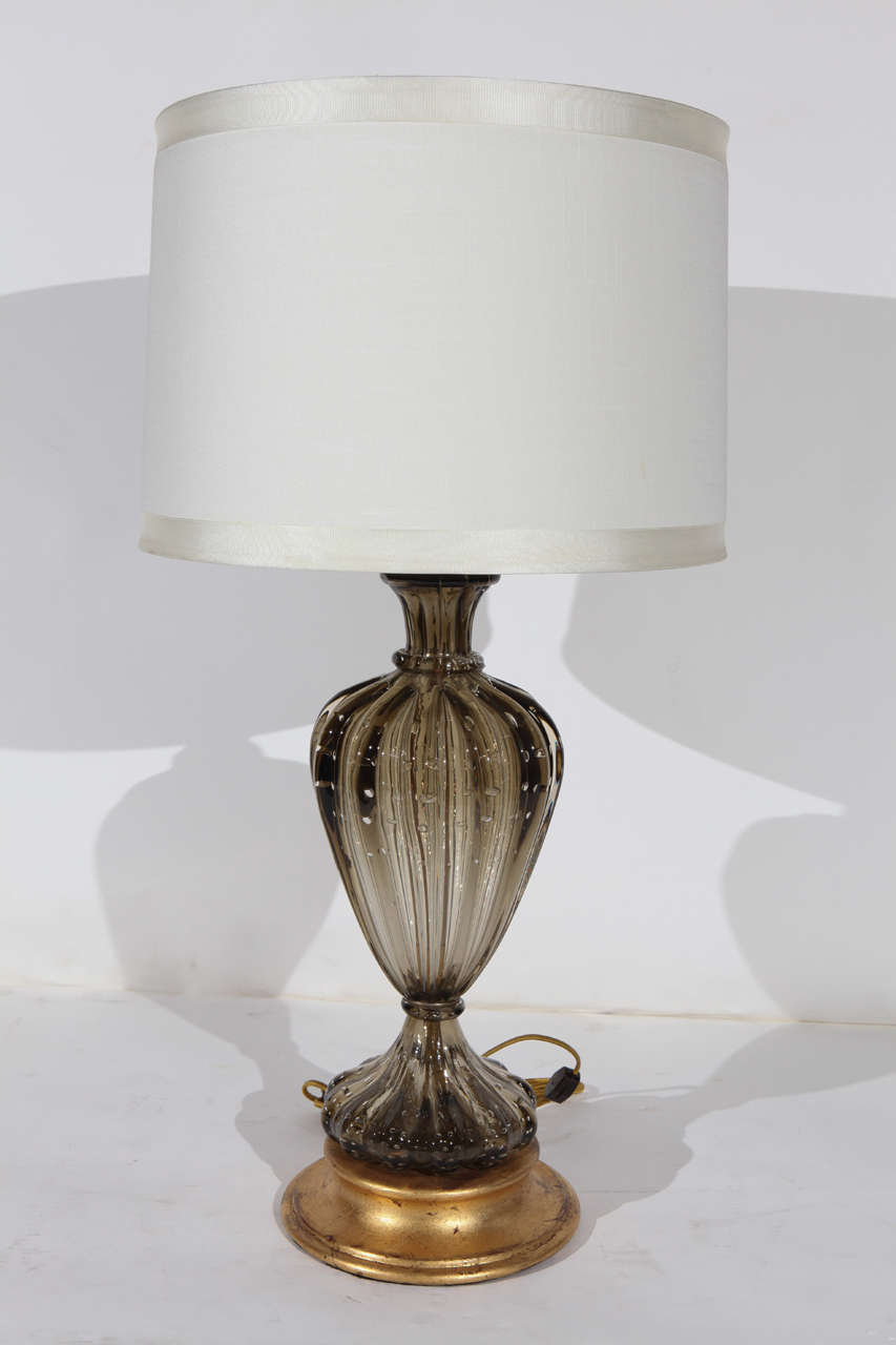 An elegant single dark brown Murano lamp by Seguso. Made in the bullicante style (controlled bubbles) that was so popular in the middle of the 20th century. Has a gold leaf base. Newly rewired and has a faux white candle top. White linen shade.