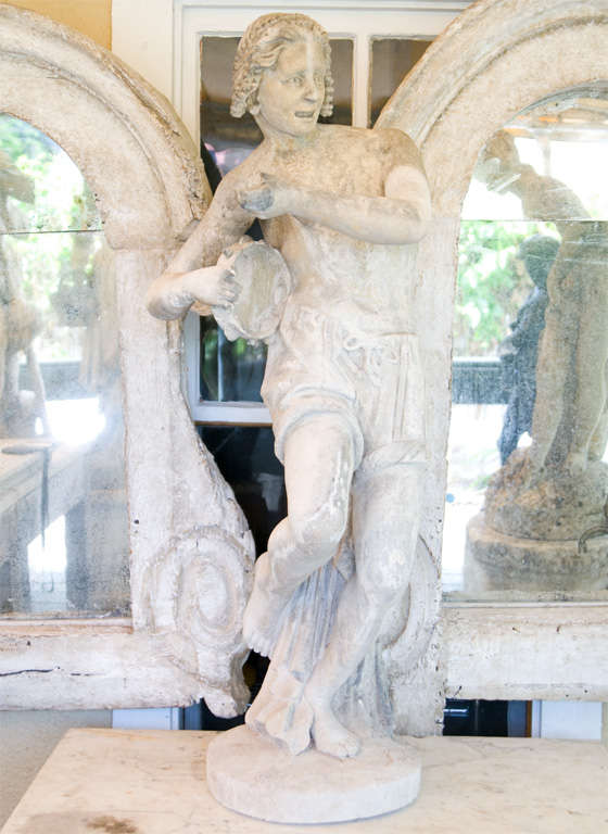 Eine italienische Kalksteinstatue eines neapolitanischen Musikers