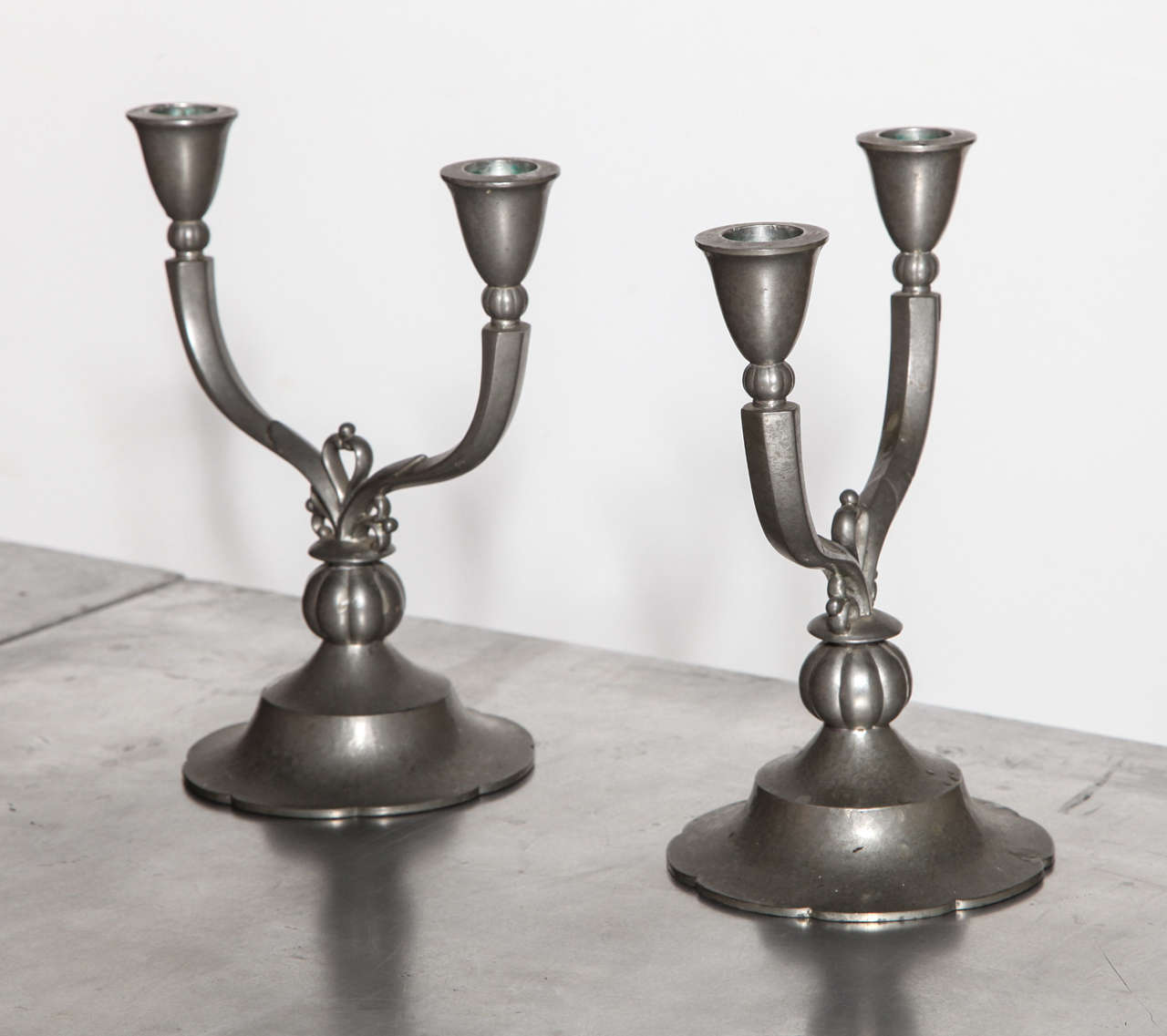 Paar doppelarmige Zinn-Kerzenständer aus Just Andersen-Kreide, 1929 (Skandinavische Moderne) im Angebot