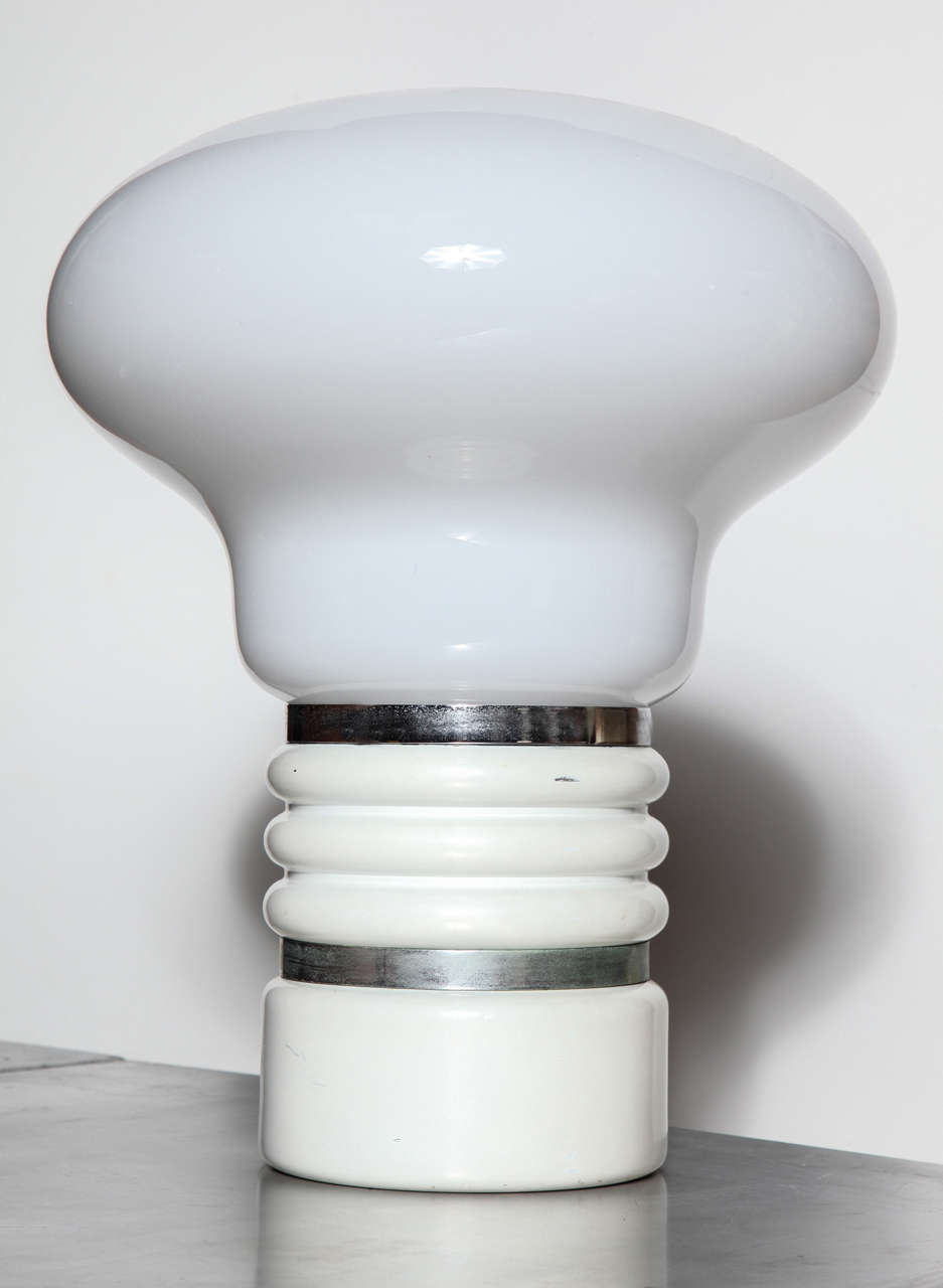 Moderne Lampe de bureau « Ampoule » de style Mazzega Murano en verre blanc et chrome, années 1970 en vente