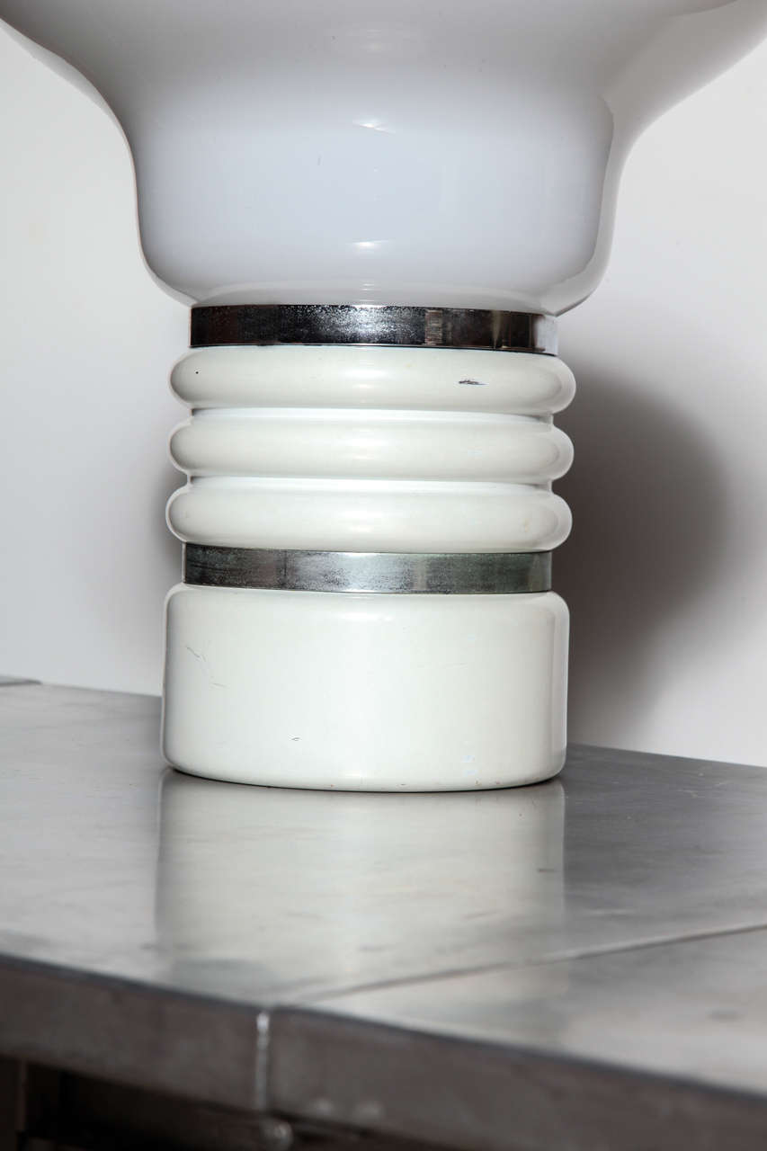 Émaillé Lampe de bureau « Ampoule » de style Mazzega Murano en verre blanc et chrome, années 1970 en vente