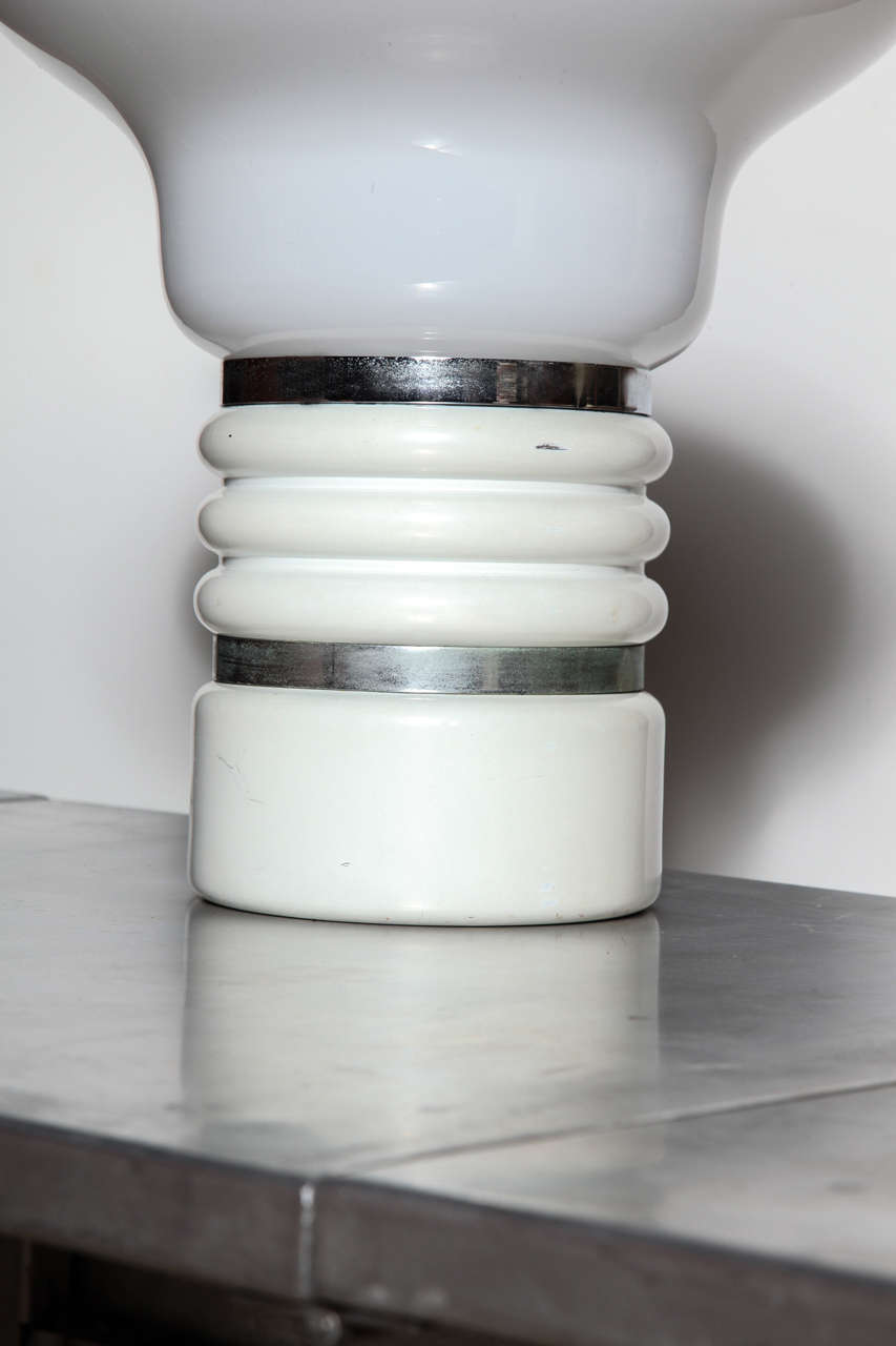 Émaillé Lampe de bureau « Lightbulb » de style Mazzega Murano en verre blanc à bandes chromées, années 1970 en vente