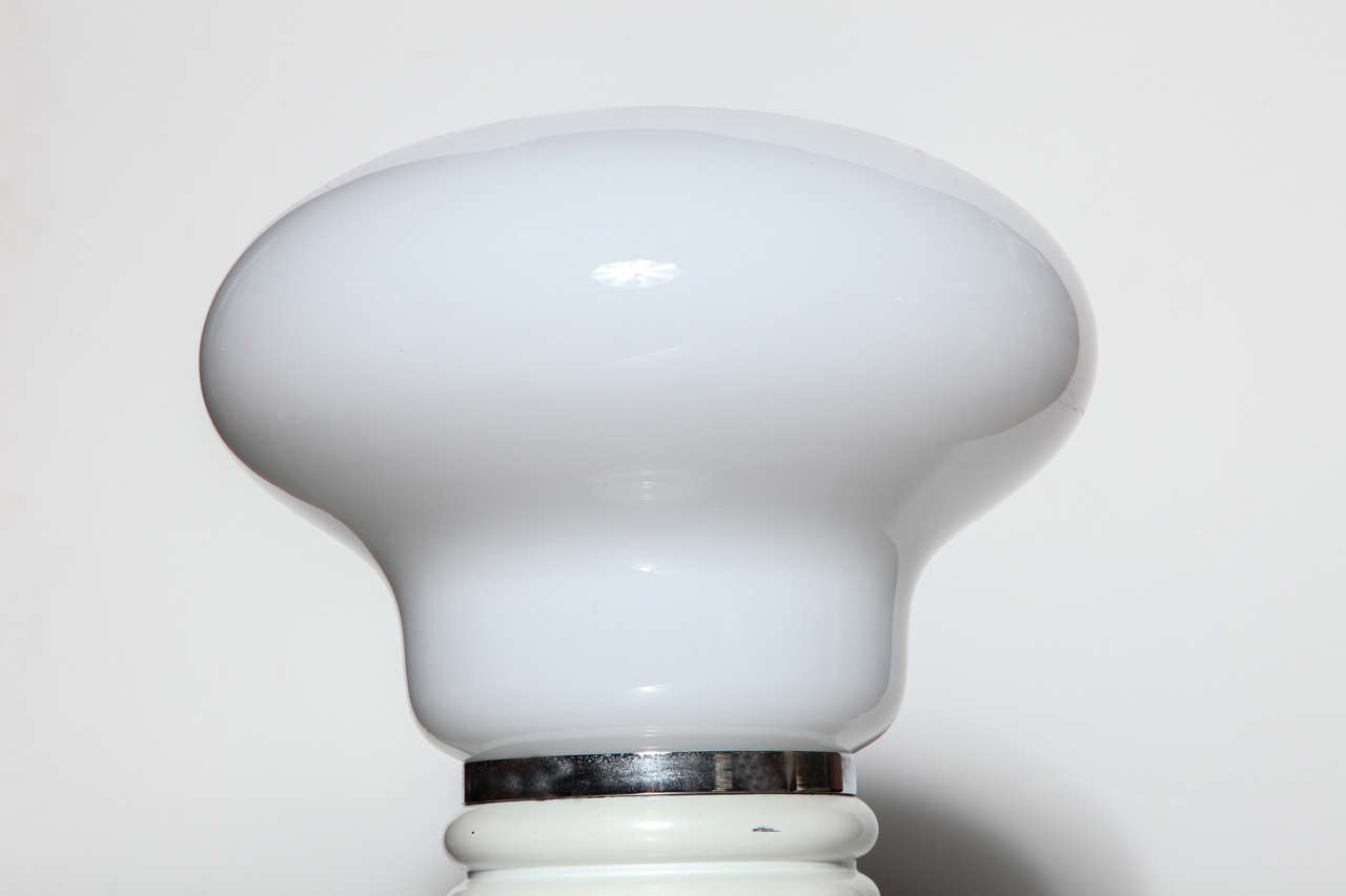 italien Lampe de bureau « Ampoule » de style Mazzega Murano en verre blanc et chrome, années 1970 en vente