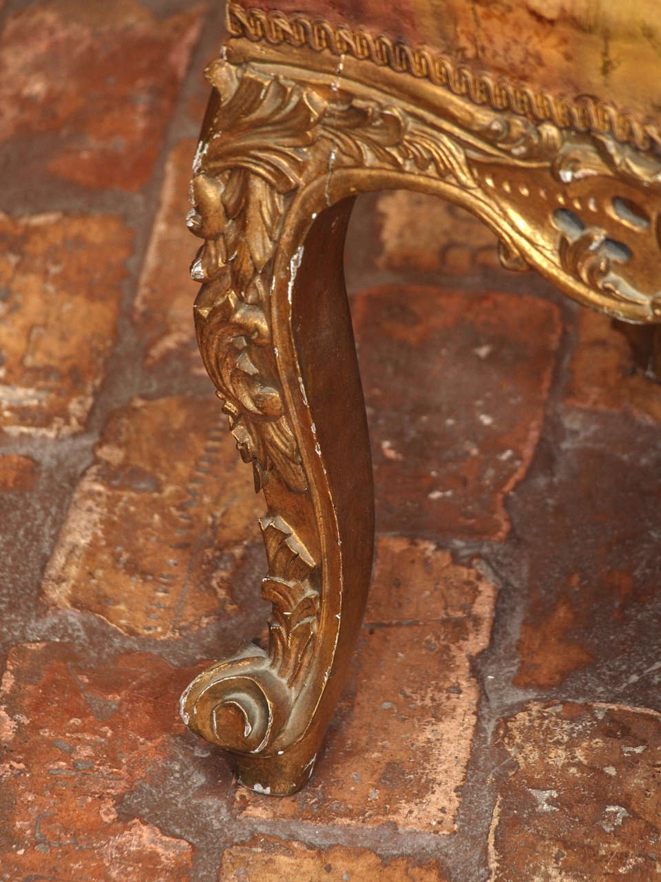 French Regence Style Carved and Gilded Tabouret In Good Condition In New Orleans, LA
