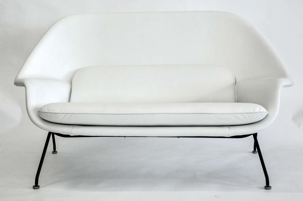 Womb Settee By Eero Saarinen For Knoll 1960s At 1stdibs Eero Saarinen For Knoll Womb Settee Usa Circa 1960s Red In Supple White