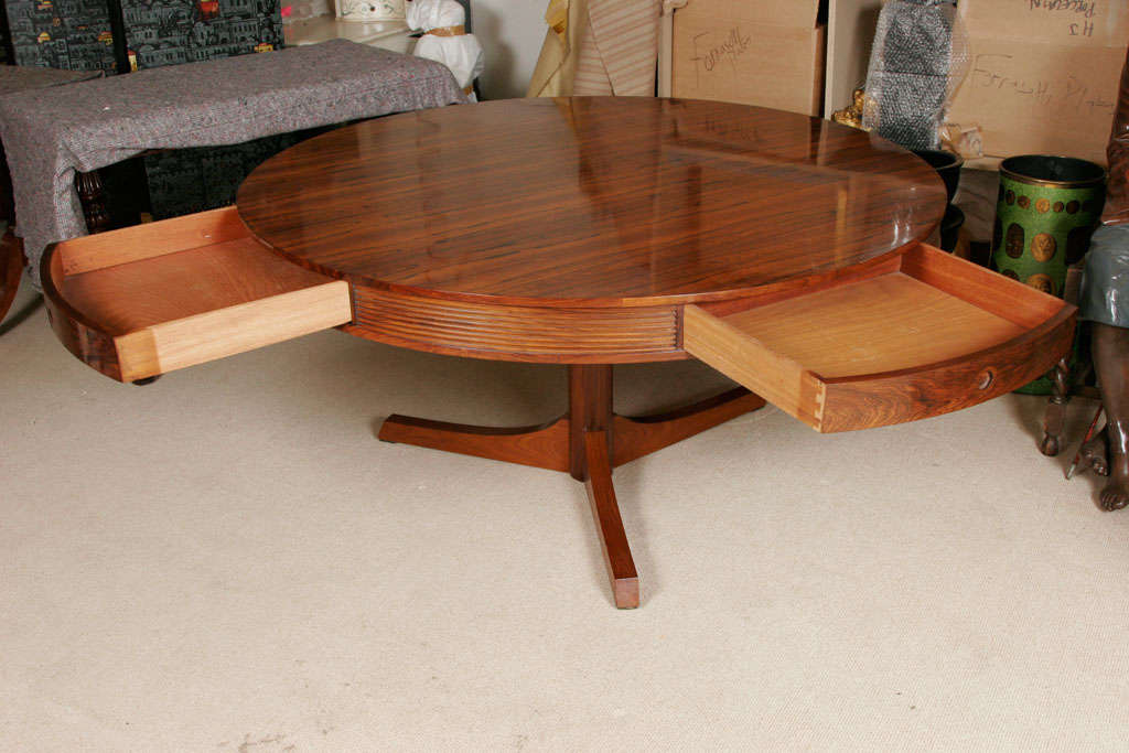 Robert Heritage circular rosewood centre table, England circa 1950 For Sale 1