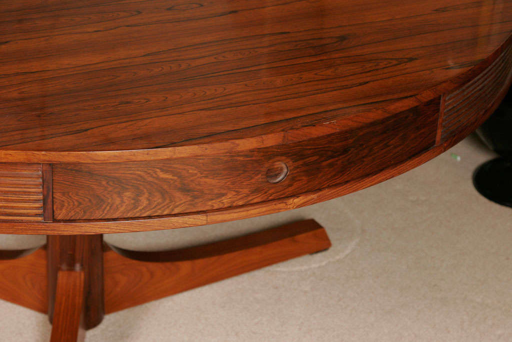 Robert Heritage circular rosewood centre table, England circa 1950 In Excellent Condition For Sale In Macclesfield, Cheshire