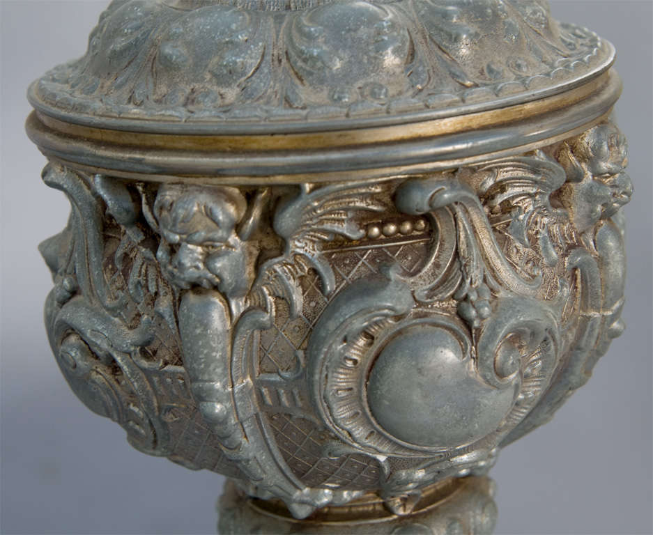 Paar aus dem 19. Jahrhundert Urnenlampen aus gegossenem Zinn mit gut gegliederten Beschlägen (Gegossen) im Angebot