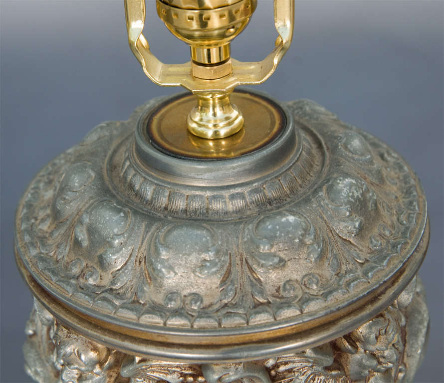 Paire d'objets de 19c. Lampes à urne en fonte d'acier bien articulée Abîmé - En vente à West Palm Beach, FL