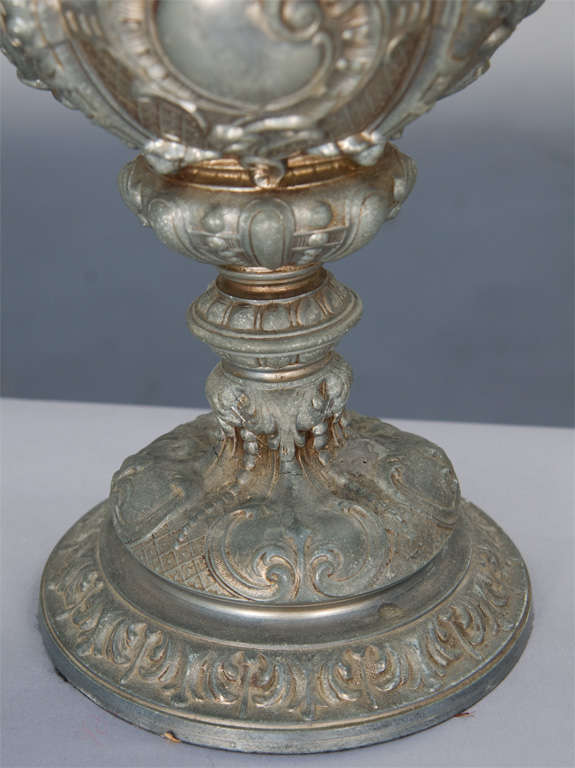 Paar aus dem 19. Jahrhundert Urnenlampen aus gegossenem Zinn mit gut gegliederten Beschlägen (Zink) im Angebot