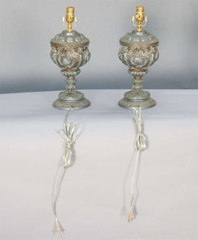 Paar aus dem 19. Jahrhundert Urnenlampen aus gegossenem Zinn mit gut gegliederten Beschlägen im Angebot 1