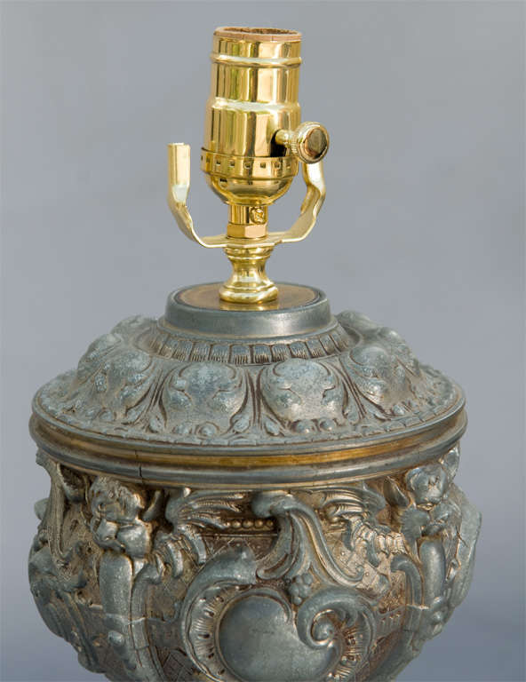Paar aus dem 19. Jahrhundert Urnenlampen aus gegossenem Zinn mit gut gegliederten Beschlägen im Angebot 2