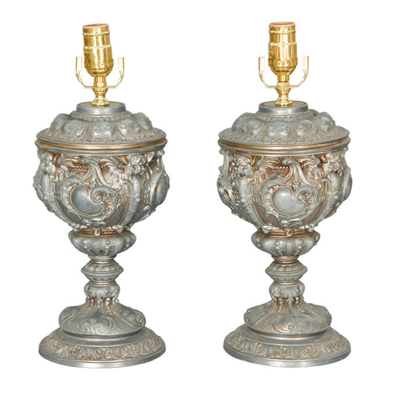 Paar aus dem 19. Jahrhundert Urnenlampen aus gegossenem Zinn mit gut gegliederten Beschlägen