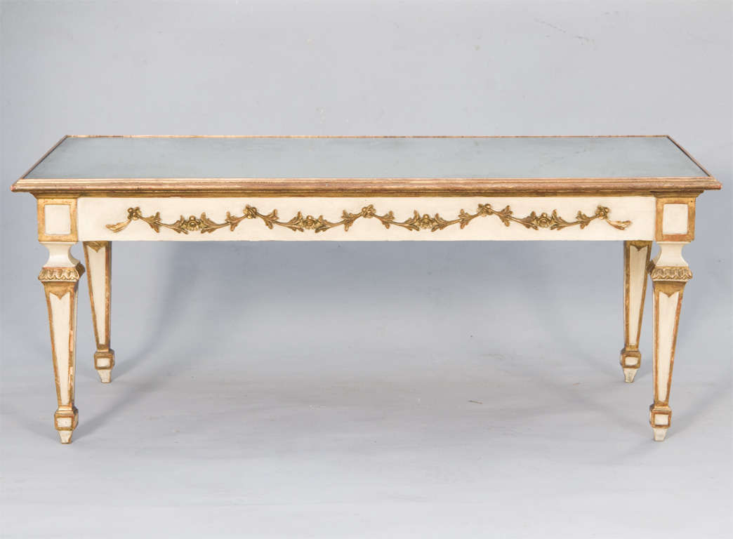 Table basse peinte et dorée à la feuille avec plateau en miroir