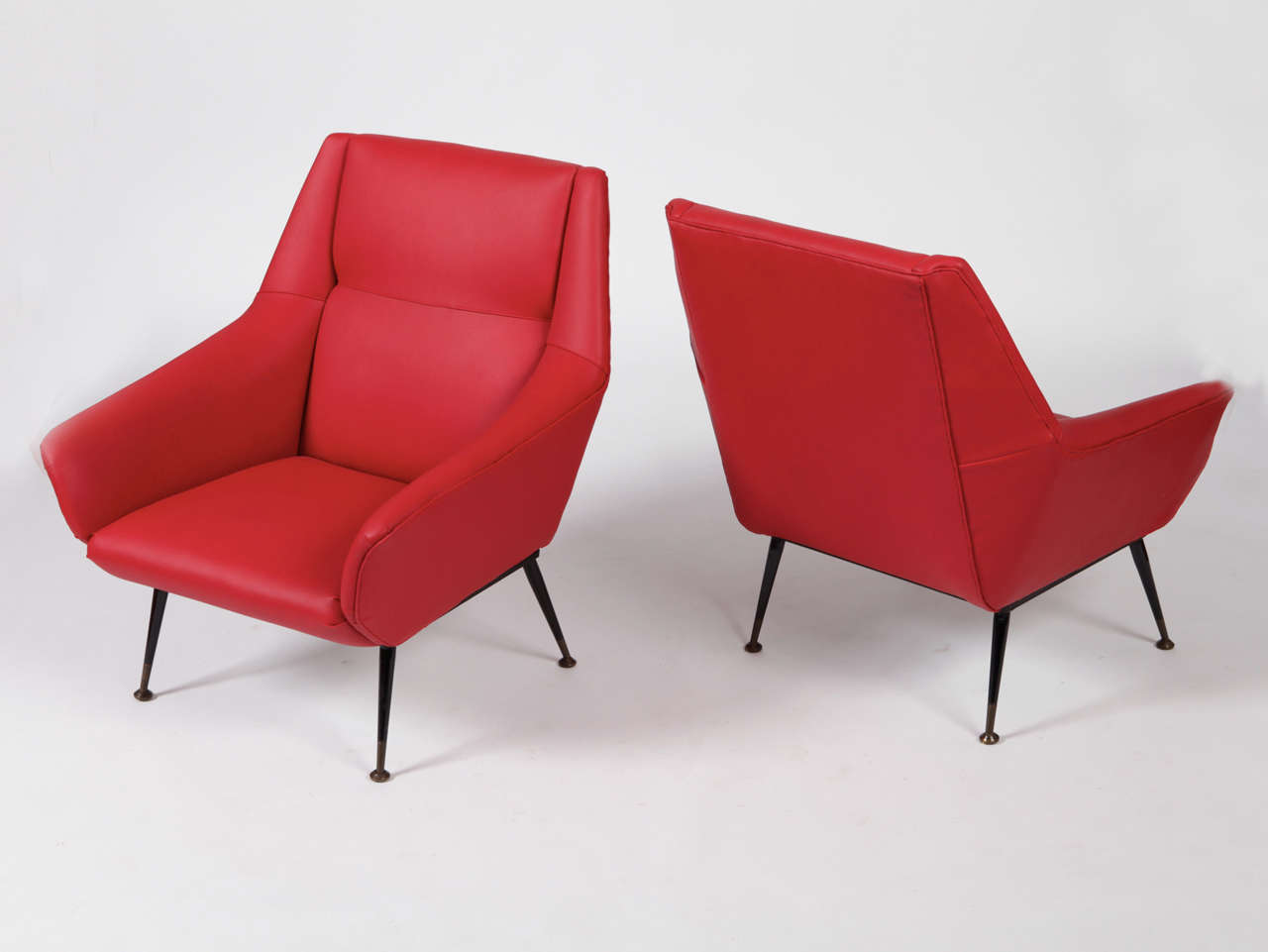 Pair of red armchair by Gio Ponti, circa 1950 
red leather, lacquered metal and brass
Misure: h 80cm 71 x 64 cm, height seat 43 cm
