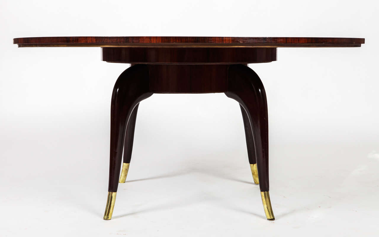 Important unique coffee table attributed Paolo Buffa for a private furniture, circa 1940
Large round top, superb mahogany -veneered wood top
Elegant sinuous brass feet and brass details
Mahogany and brass.

Measures: Height 62 cm, diameter 126.
