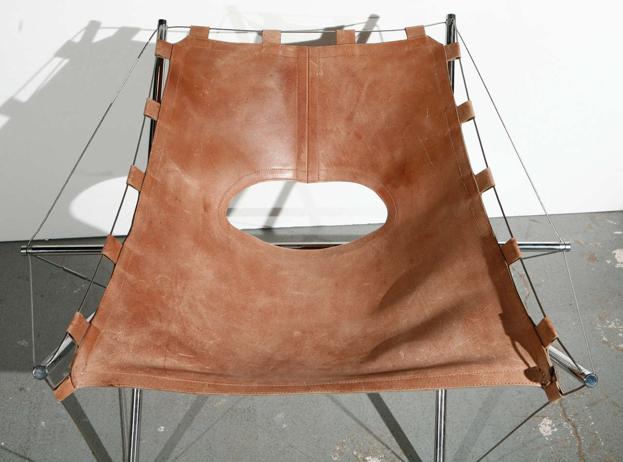 Français Chaise longue en cuir avec fil de tension par J.H. Varichon en vente