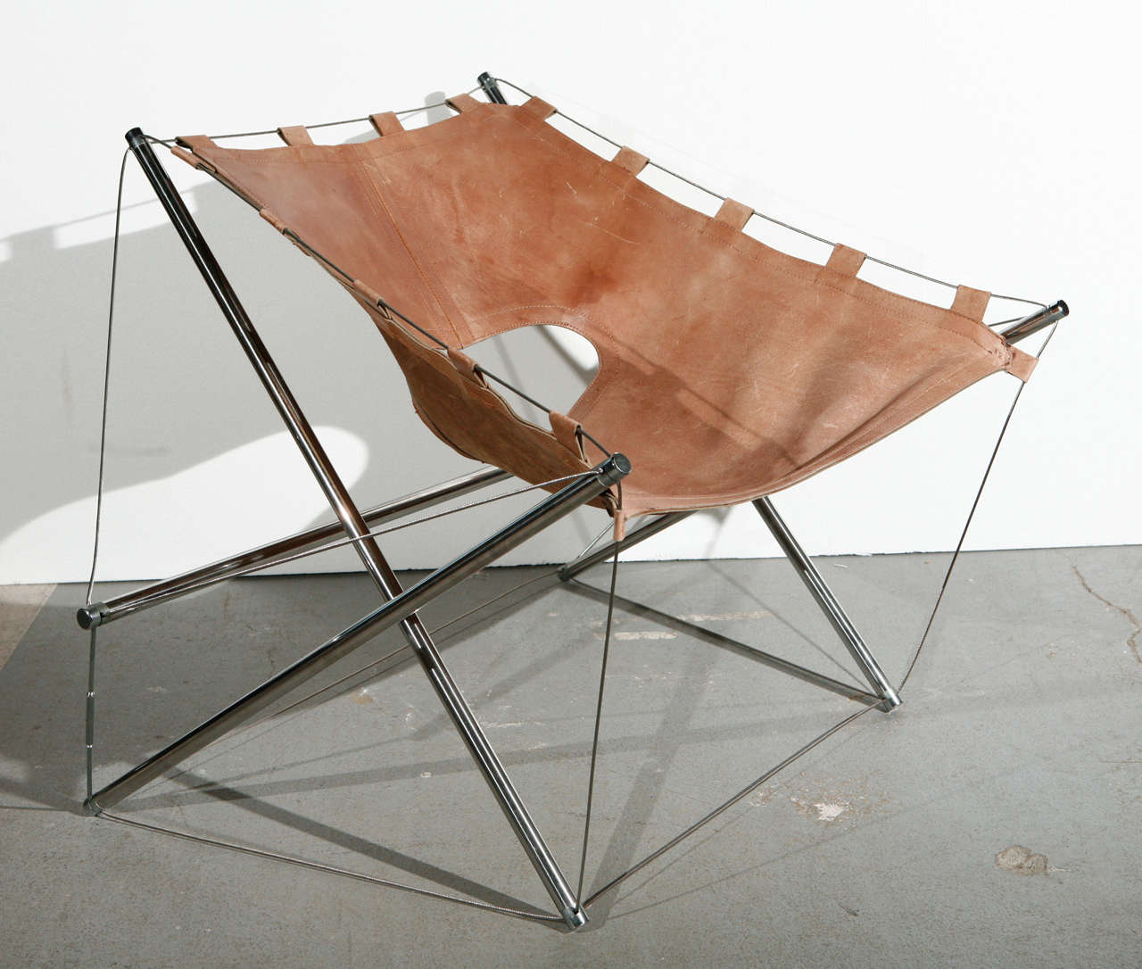 Milieu du XXe siècle Chaise longue en cuir avec fil de tension par J.H. Varichon en vente