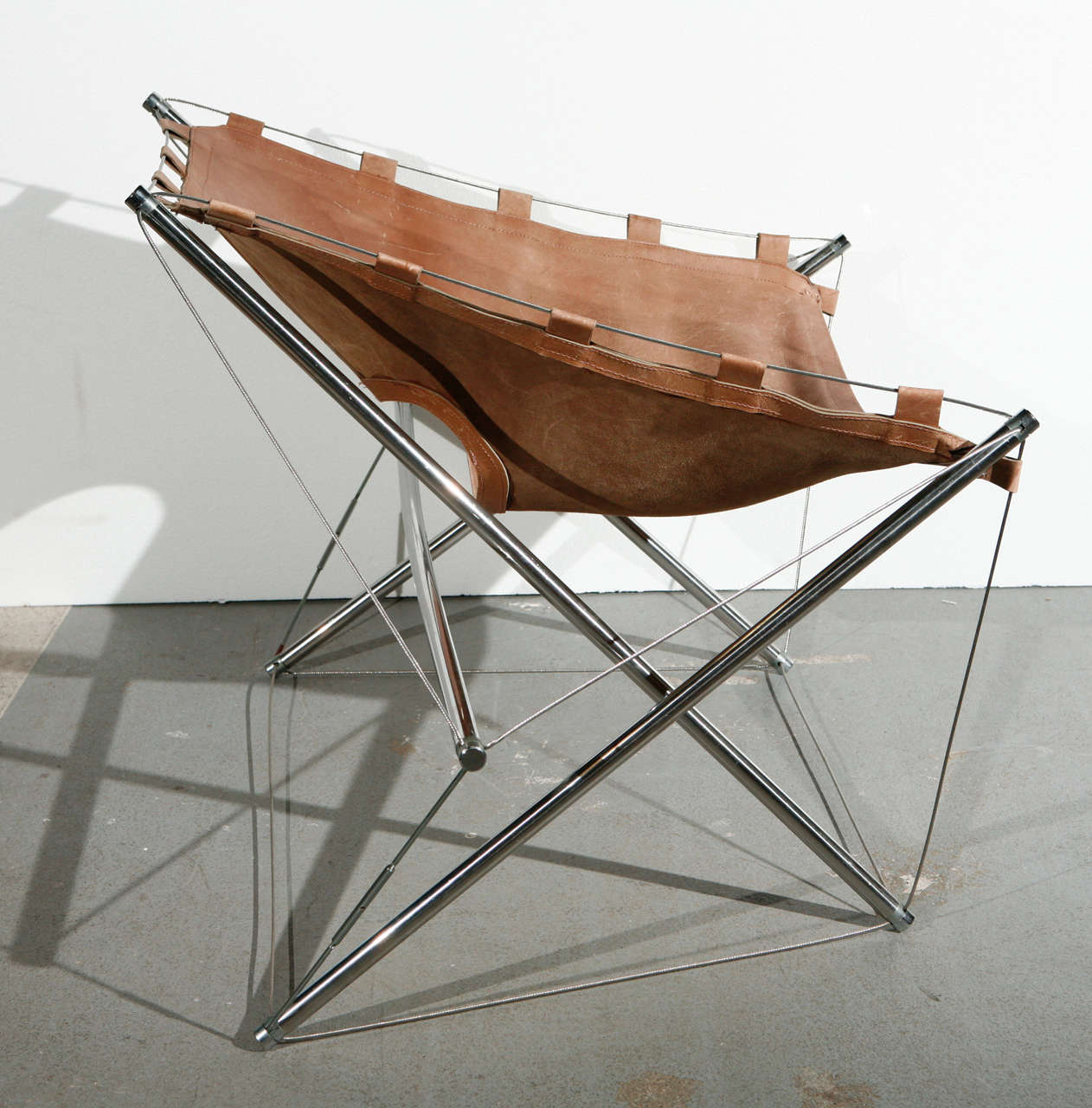 Aluminium Chaise longue en cuir avec fil de tension par J.H. Varichon en vente