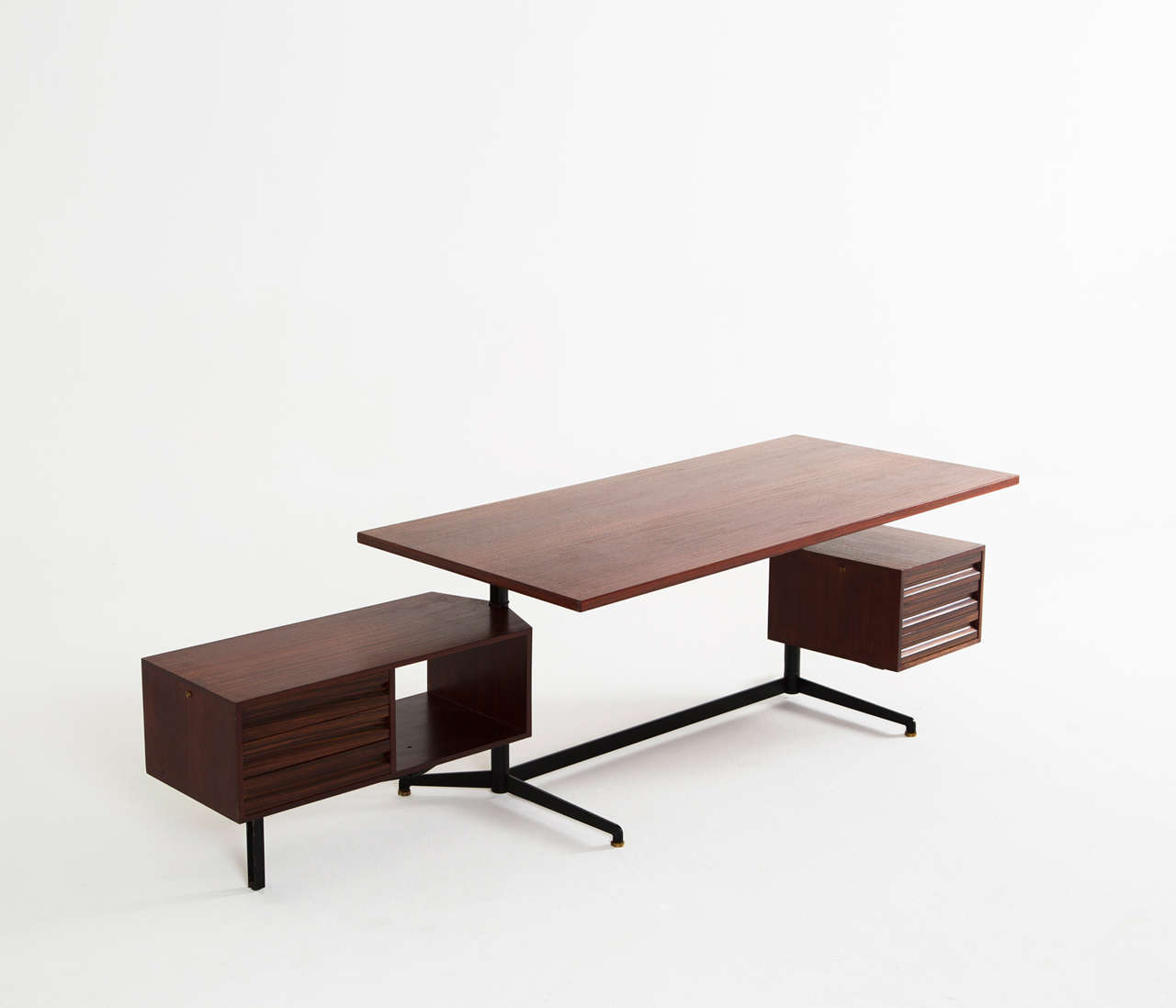 Early 1950s Executive Desk by Osvaldo Borsani in Rosewood In Good Condition In Waalwijk, NL