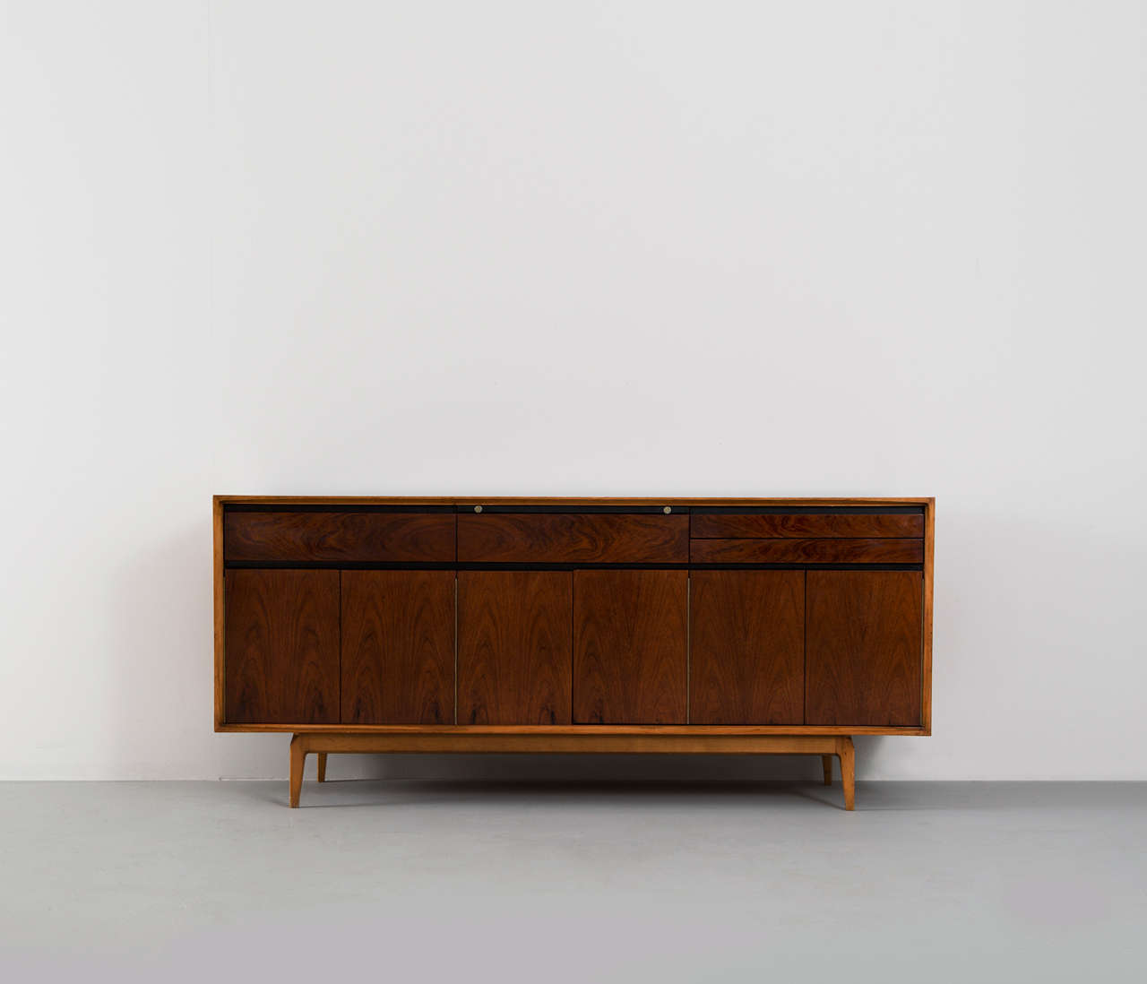 Credenza, in walnut and rosewood, for De Coene, Belgium, 1950s. 

Highly rare credenza by 'De Coene Freres' Belgium, 1958. Produced in Rosewood and Walnut and the quality of pieces from these manufacturers is absolutely stunning. The pieces show