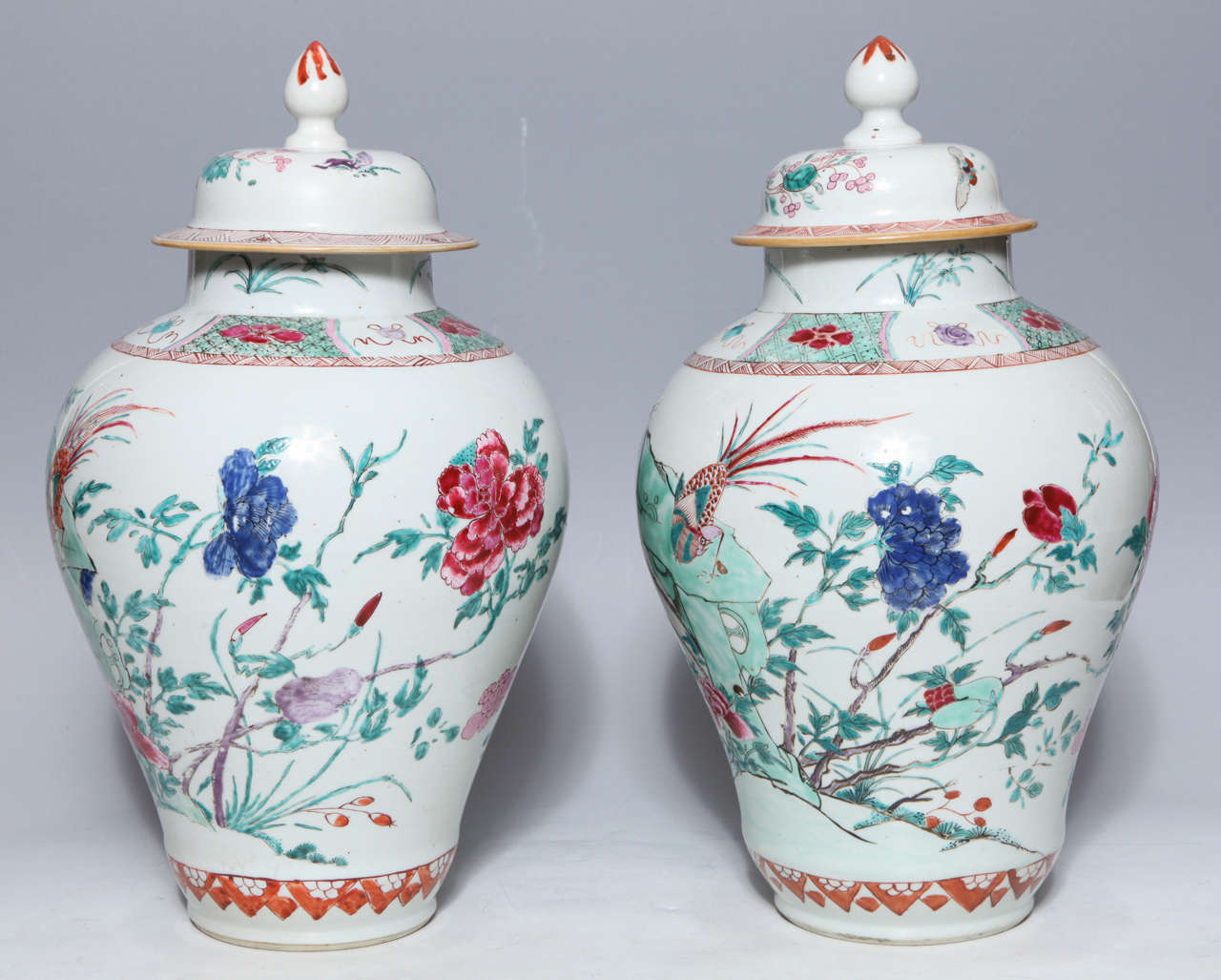 Pair of 18th Century Chinese Export Porcelain Famille Rose Covered Jars In Good Condition For Sale In New York, NY